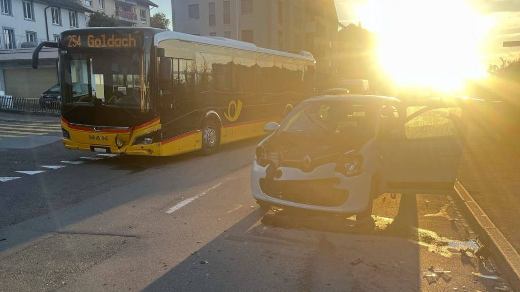 Die Lenkerin des Autos gab an, wegen der Sonne das Postauto nicht gesehen zu haben.