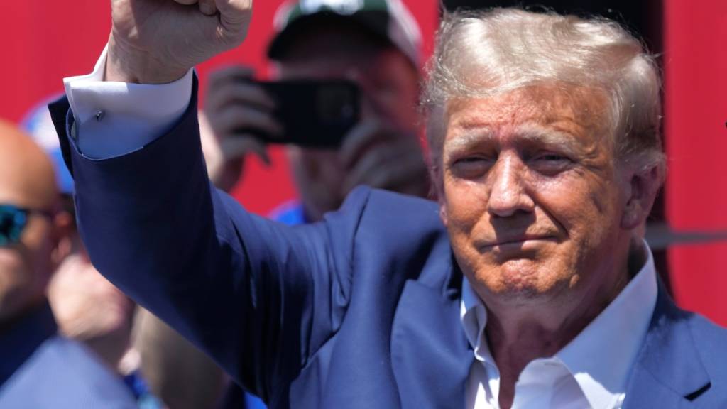 ARCHIV - Ex-Präsident Donald Trump tritt in den USA erneut zur Wahl an - trotz zahlreicher juristischer Baustellen. Foto: Charlie Neibergall/AP/dpa