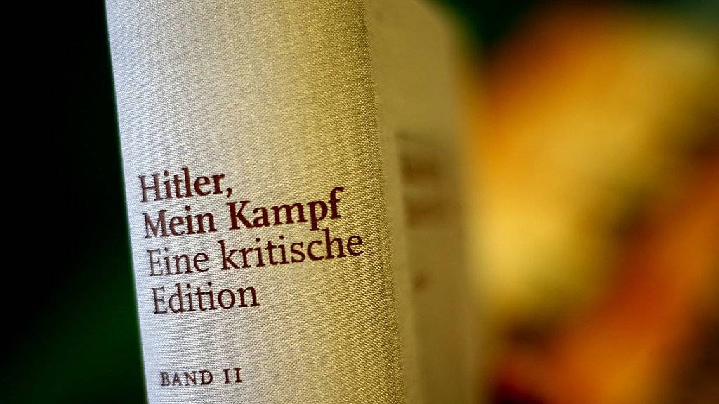 Sowohl die neue, kommentierte Ausgabe (Bild) als auch das Original von Adolf Hitlers Hetzschrift «Mein Kampf» wird von Schweizer Bibliotheken unterschiedlich beurteilt.