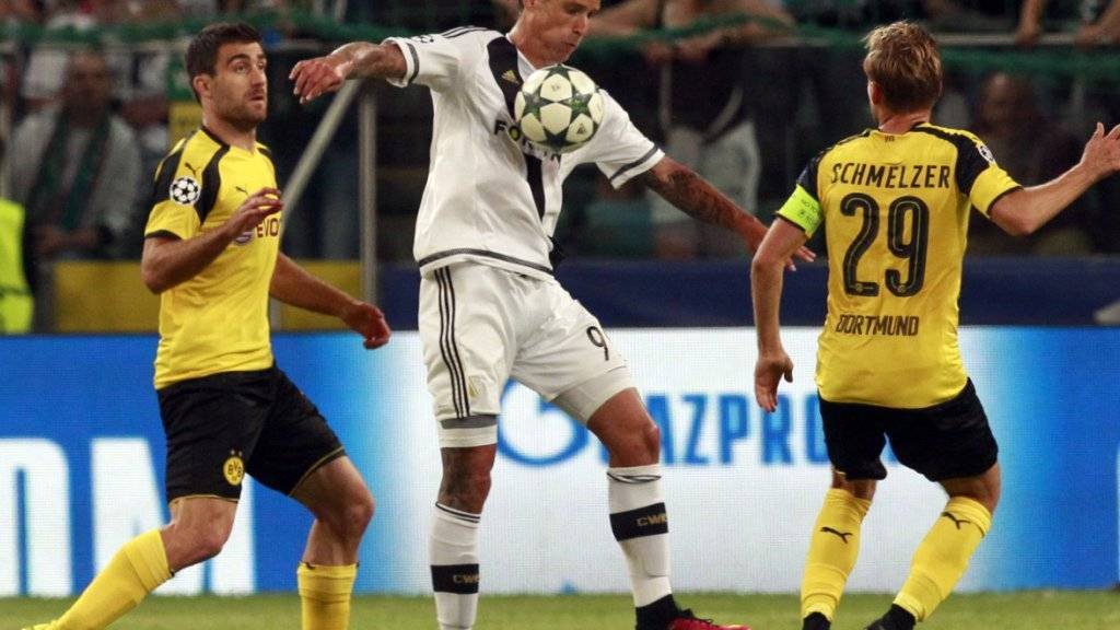 Aleksandar Prijovic (Mitte) muss mit Legia Warschau beim nächsten Champions-League-Heimspiel gegen Real Madird vor leeren Rängen spielen