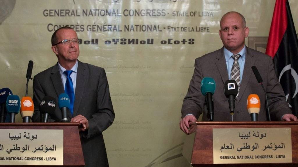 Der Vizepräsident des international nicht anerkannten Parlaments in Tripolis, Awad Abdul Sadik (rechts) und der UNO-Sondergesandte für Libyen, Martin Kobler (links) bei Verhandlungen im November. Nun haben sich die beiden Regierungen Libyen auf einen Friedensplan geeinigt. (Archiv)