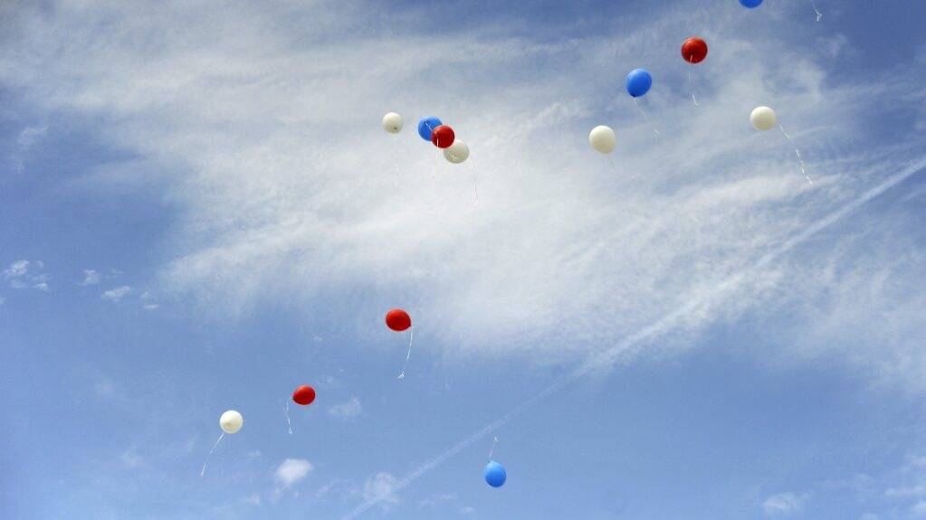 Das Steigenlassen von Ballons und Himmelslaternen wird im Kanton Neuenburg verboten. (Archivbild)