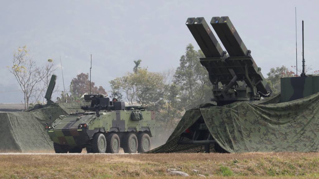 ARCHIV - Ein Panzerfahrzeug fährt während einer militärischen Übung in Taichung County, Taiwan,  an einer Mehrfachraketenabschussvorrichtung vorbei. (zu dpa: «USA: Waffenverkauf an Taiwan «pausiert»») Foto: ChiangYing-ying/AP/dpa