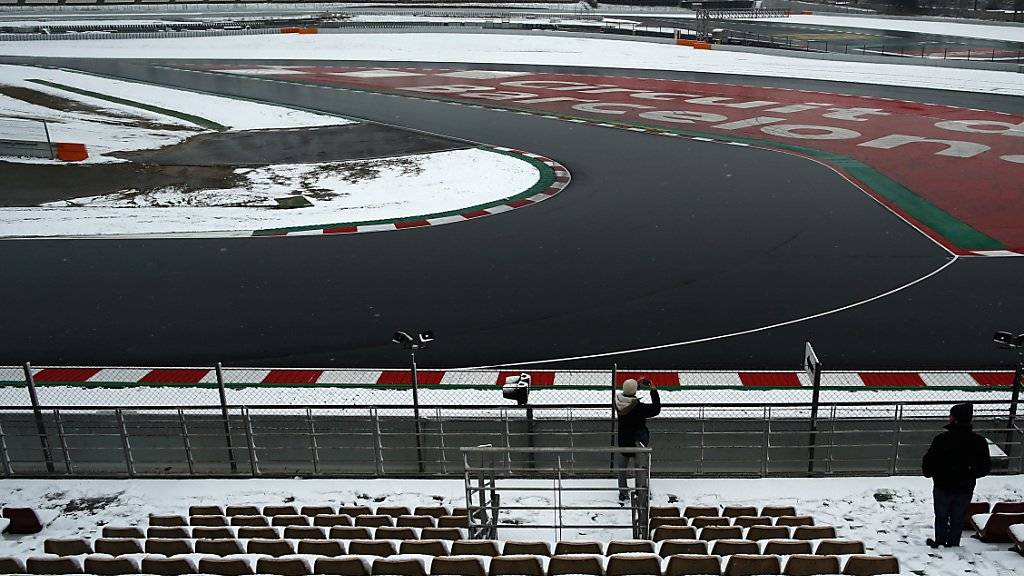 Nichts los in Montmeló: Wegen Schneefalls wagten sich die Formel-1-Teams nicht auf die Strecke.
