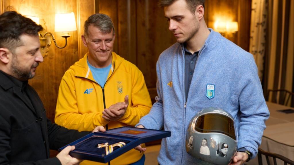 Der ukrainische Präsident Wolodymyr Selenskyj (links) überreicht dem Skeleton-Piloten Wladyslaw Heraskewytsch (rechts) den Orden der Freiheit.