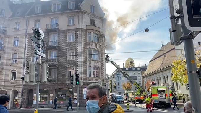 Wohnungsbrand in Zürich: Ein Toter und mehrere Verletzte
