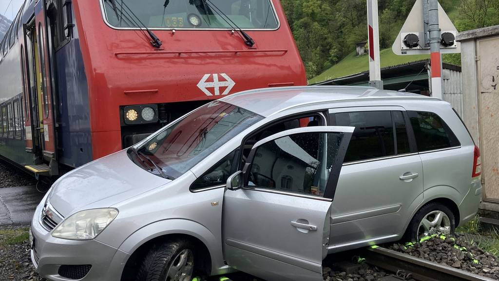 Zug kollidiert mit Auto auf Bahnübergang – Totalschaden