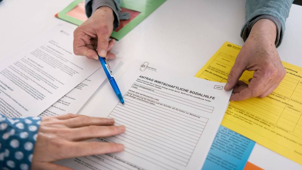 Die Sozialkosten werden unter den Zürcher Gemeinden vorerst nicht anders verteilt. Der Kantonsrat hat am Montag die Idee eines Fonds beerdigt. (Symbolbild)