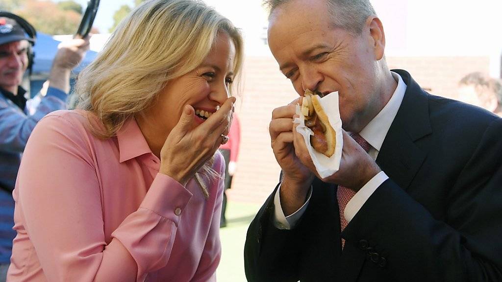 Bei der Parlamentswahl in Australien liegt die sozialdemokratische Labor-Partei unter dem bisherigen Oppositionsführer Bill Shorten (im Bild mit seiner Frau Cloe) nach einer ersten Hochrechnung vorn.