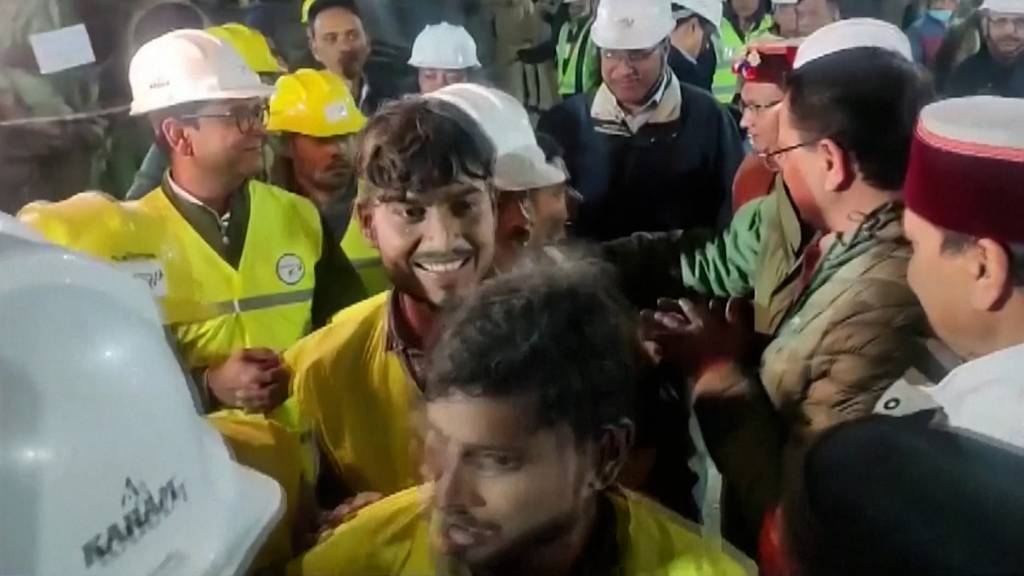 41 Bergarbeiter werden aus eingestürztem Tunnel in Indien befreit