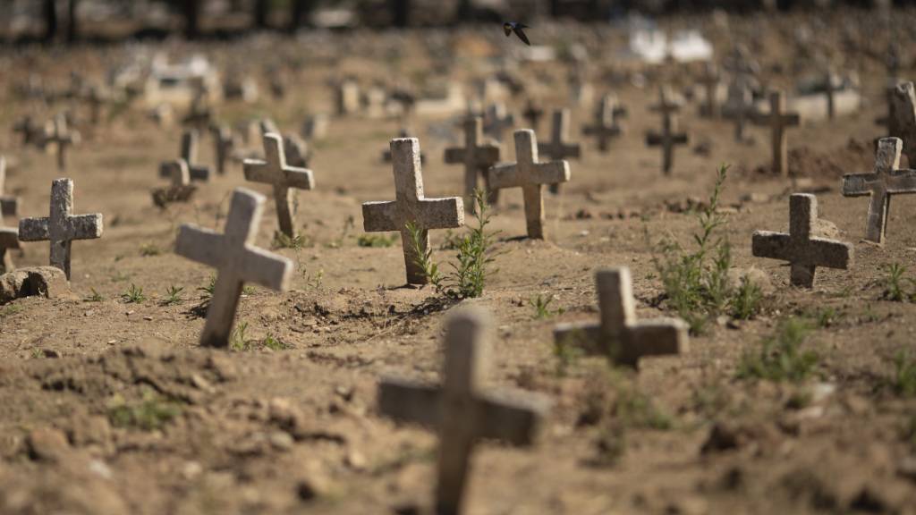 Kreuze für Opfer der Corona-Pandemie auf einem Friedhof in Rio de Janeiro. Foto: Silvia Izquierdo/AP/dpa