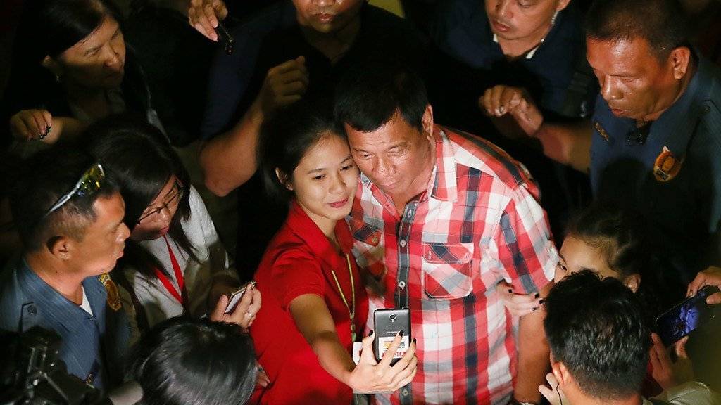 Neuer starker Mann auf den Philippinen: Wahlsieger Rodrigo Duterte posiert nach seinem Erfolg als Präsident für ein Selfie.