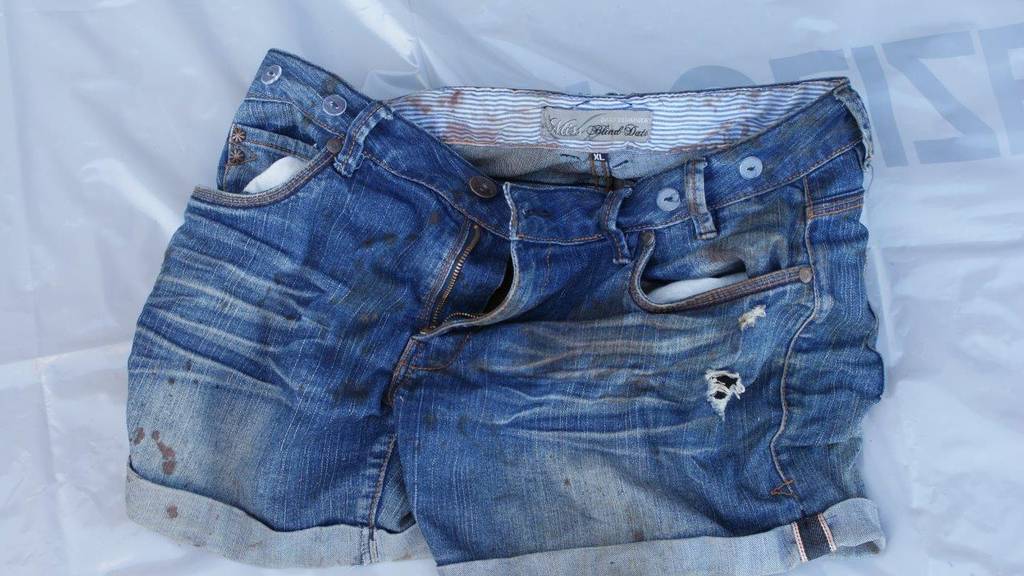Diese verblutete, am Tatort zurückgelassene Jeanshose dürfte von der unbekannten Mutter stammen. (Bild: Polizeipräsidium Konstanz)