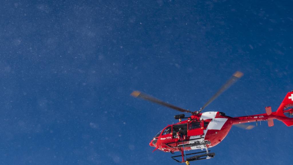 Ein Notarzt der Rettungsflugwacht hat einen Holzfäller im Kanton St. Gallen nicht mehr retten können. Der 58-jährige Mann starb noch auf der Unfallstelle. (Archivbild)