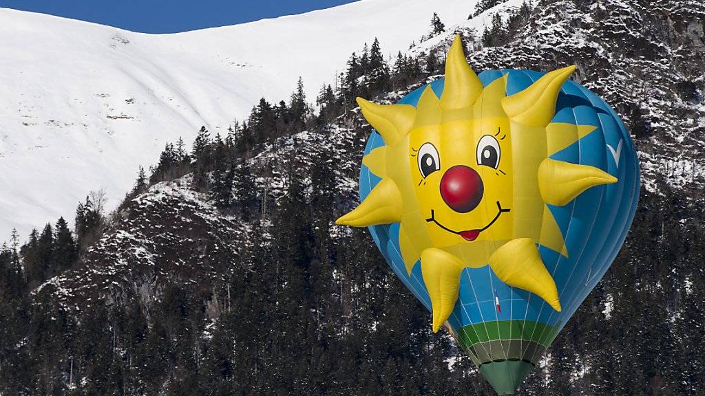 Die Sonne lacht für die Organisatoren des 39. Heissluftballon-Festivals, das am Samstag in Château-d'Oex VD begonnen hat.