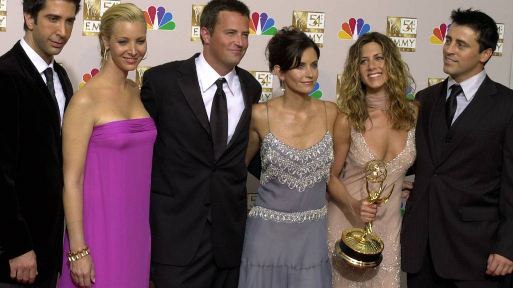 ARCHIV - David Schwimmer (l-r), Lisa Kudrow, Matthew Perry, Courteney Cox, Jennifer Aniston und Matt LeBlanc spielten die Hauptrollen in «Friends». Foto: Reed Saxon/AP/dpa