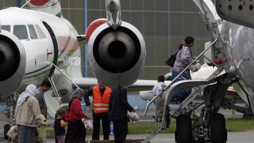 Die Anti-Folter-Kommission fordert einen besseren Schutz für psychisch Erkrankte bei Zwangsausschaffungen per Flugzeug. (Themenbild)