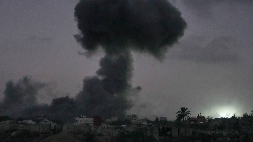 dpatopbilder - Nach einem israelischen Militärangriff im zentralen Gazastreifen steigt Rauch in den Himmel. Foto: Abdel Kareem Hana/AP/dpa/Archivbild