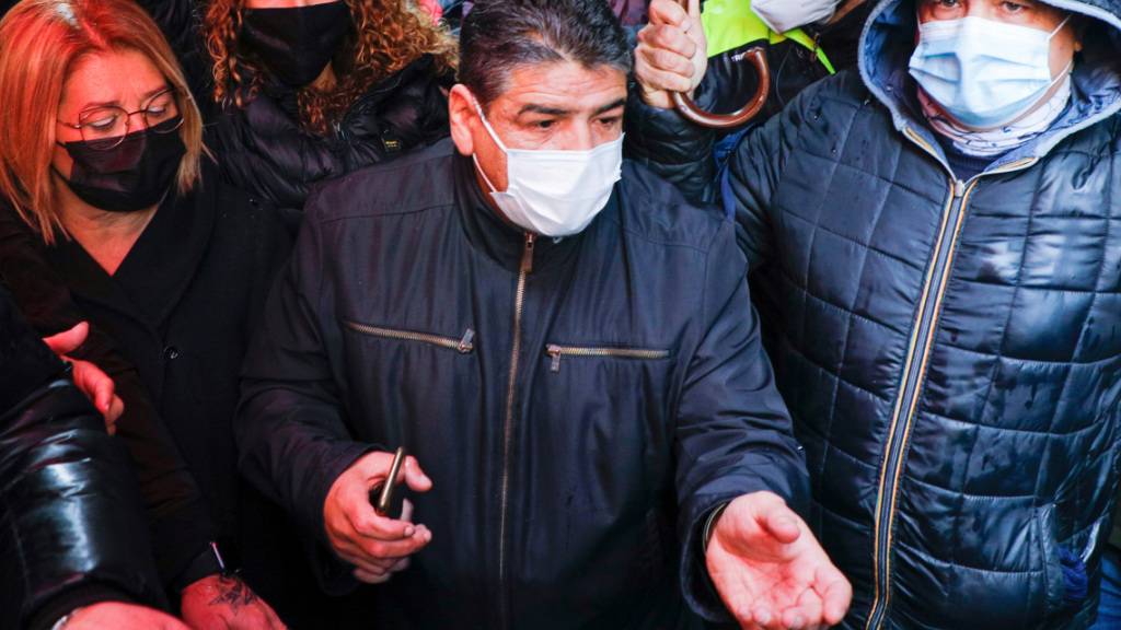 ARCHIV - Hugo Maradona (M), Bruder des verstorbenen Fußballspielers Diego Maradona, bereitet sich darauf vor, das zeremonielle Band zur offiziellen Wiedereröffnung Kunst- und Einkaufsstraße «Via San Gregorio Armeno» nach dem coronabedingten Lockdown durchzuschneiden. Etwas mehr als ein Jahr nach dem Tod des argentinischen Fußball-Stars Diego Maradona ist dessen Bruder Hugo Medienberichten zufolge nahe Neapel gestorben. Der Ex-Fußball-Profi habe in seinem Haus in Monte di Procida, westlich der süditalienischen Großstadt Neapel, einen Herzinfarkt erlitten, berichteten mehrere Medien am Dienstag. Er wurde demnach 52 Jahre alt. Foto: Fabio Sasso/LaPresse/AP/dpa