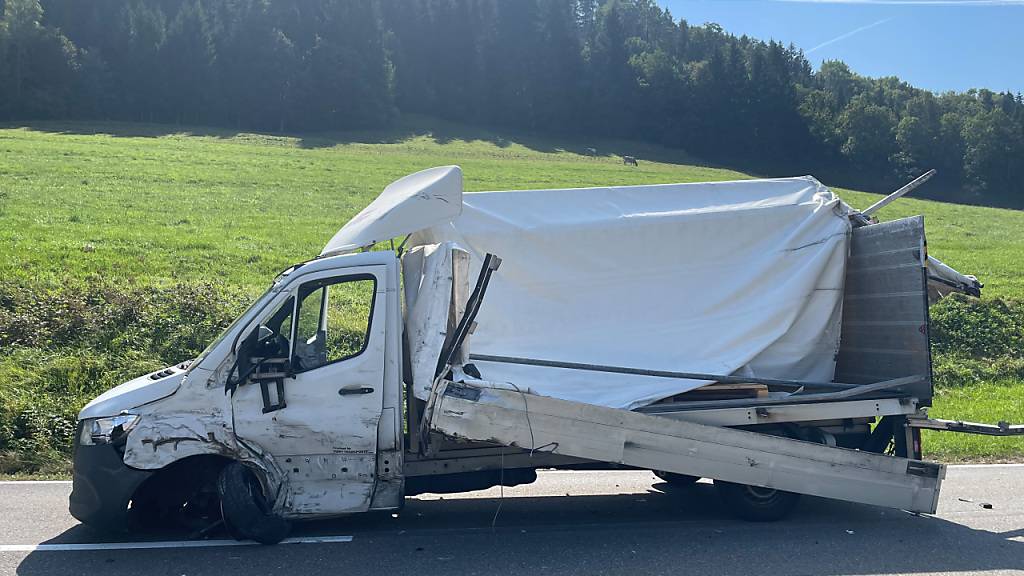 Bei einer Frontalkollision zwischen einem Lieferwagen und einem Lastwagen entstand beträchtlicher Sachschaden.