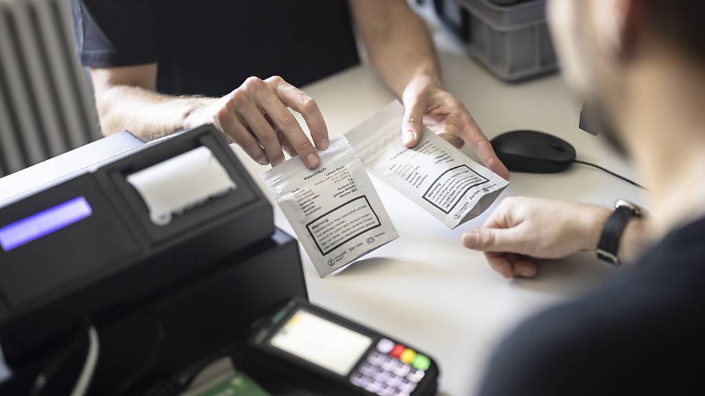 Bei der Zürcher Cannabis-Studie «Züri Can» sind entweder Cannabis-Blüten oder Haschisch, also gepresstes Harz, im Angebot. Erstmals werden Cannabis-Produkte legal verkauft. (Archivbild)