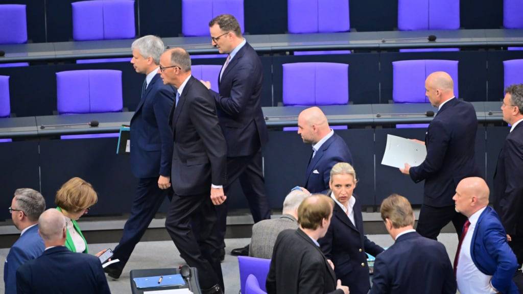 Der designierter Bundeskanzler Friedrich Merz (CDU, M.l) verlässt nach dem verlorenen ersten Wahlgang mit Jens Spahn (M) den Plenarsaal. Foto: Sebastian Gollnow/dpa