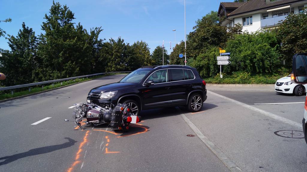 Töfffahrer bei Unfall in Zug schwer verletzt