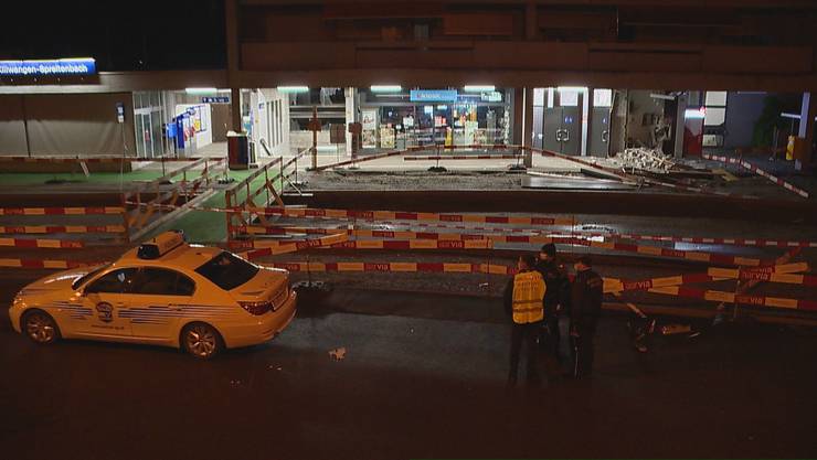 Unidentified people blow up the ATM at the Killwangen-Spreitenbach train station