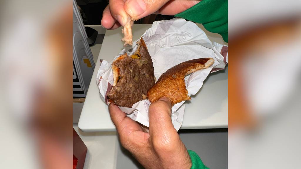 Ekelalarm bei McDonald's: Frau findet seltsames Ding in Hamburger