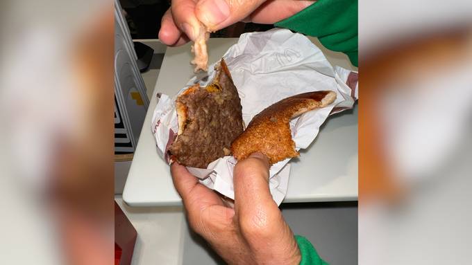 Ekelalarm bei McDonald's: Frau findet seltsames Ding in Hamburger