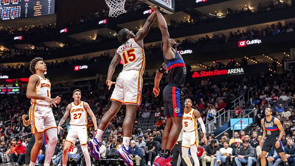 Clint Capela (Nummer 15) blockt Detroits Jalen Duren