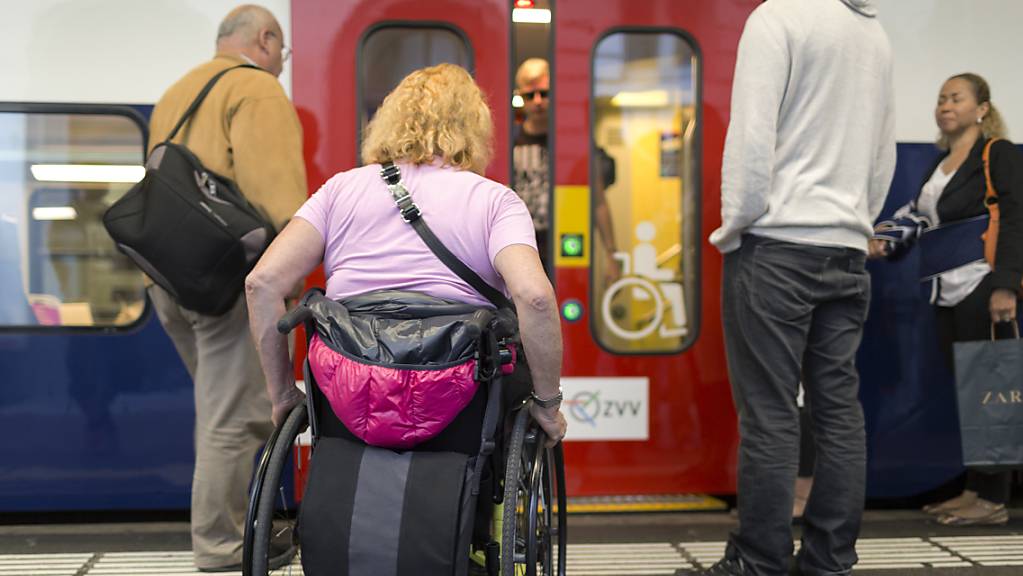 Für Rollstuhlfahrerinnen und Rollstuhlfahrer gibt es im öffentlichen Verkehr zuweilen viele Hürden zu überwinden. Der Bundesrat will die Situation nun zugunsten der Betroffenen verbessern. (Archivbild)