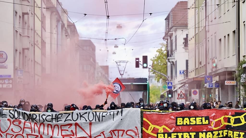 Anhänger der Bewegung Basel nazifrei versammeln sich in Basel, um eine Kundgebung von Mass-Voll! und Freunde der Verfassung zu verhindern.