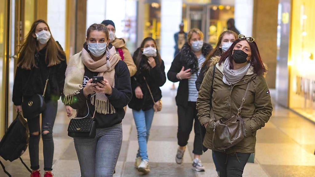 Das Coronavirus wütet in Europa vor allem in Italien. Der Mundschutz gehört im Belpaese mittlerweile in vielen Städten zum Alltag. (Archivbild)