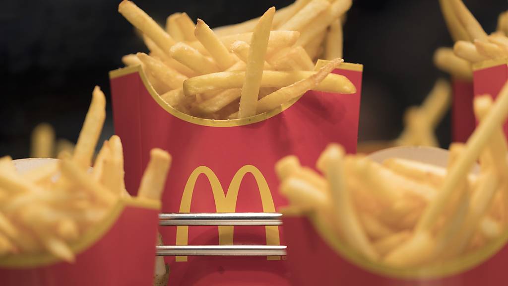 Zahlreiche Gastronomieunternehmen - wie etwa McDonald's - stellen ihre Filialen in den USA auf ausschliesslichen Take-away-Betrieb um. (Symbolbild)