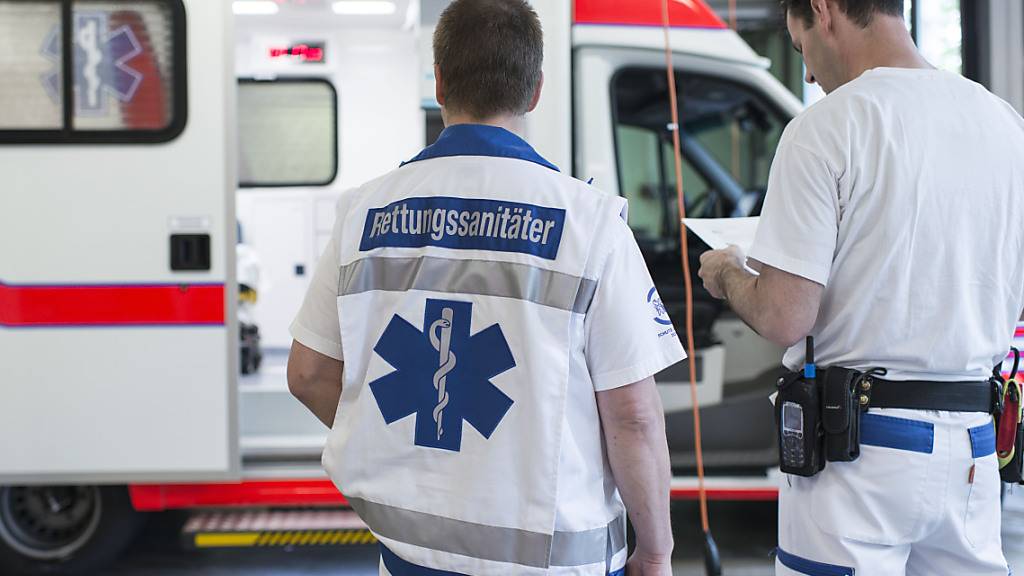Eine Passantin rief im Kanton Solothurn die Ambulanz. Sie hatte einen schlafenden und nicht ansprechbaren Mann bei einer Bushaltestelle aufgefunden. Der Mann muss jetzt die Ambulanzrechnung bezahlen, entschied das Verwaltungsgericht. (Symbolbild)