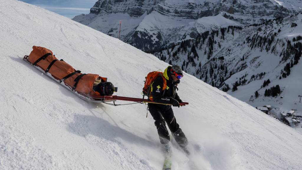 Skiunfälle im Ausland können neben den gesundheitlichen auch grosse finanzielle Folgen haben. (Archivaufnahme aus den Walliser Alpen)