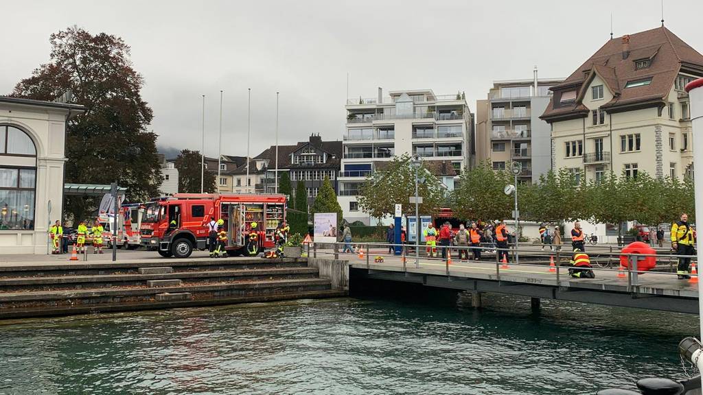 241019 Schiff raucht auf Vierwaldstättersee