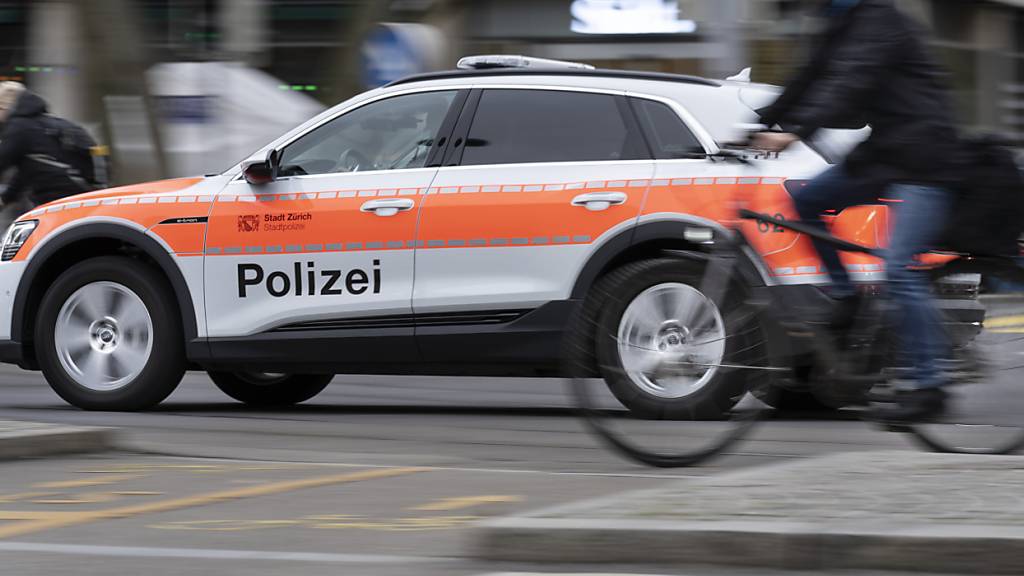 Tram entgleist in Zürich nach Kollision mit Auto