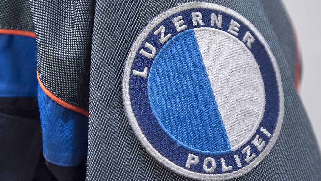 Die Luzerner Polizei fahndet nach einem Unbekannten, der in Weggis einen Senior überfallen hat. (Symbolbild)