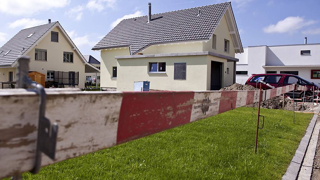 Neubausiedlung am Chlimberg am Dorfrand von Neftenbach im Kanton Zürich (Archivbild): Die Preise für Wohneigentum in der Schweiz werden wohl weiter steigen.