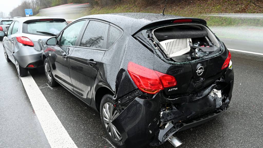 Unfall mit drei Fahrzeugen bei Sempach sorgte im Morgenverkehr für massiven Stau