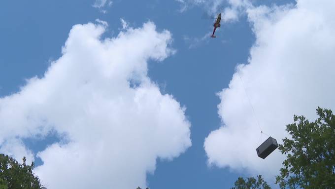 Helikopter fliegt Ausstellungsstück auf den Schlossberg