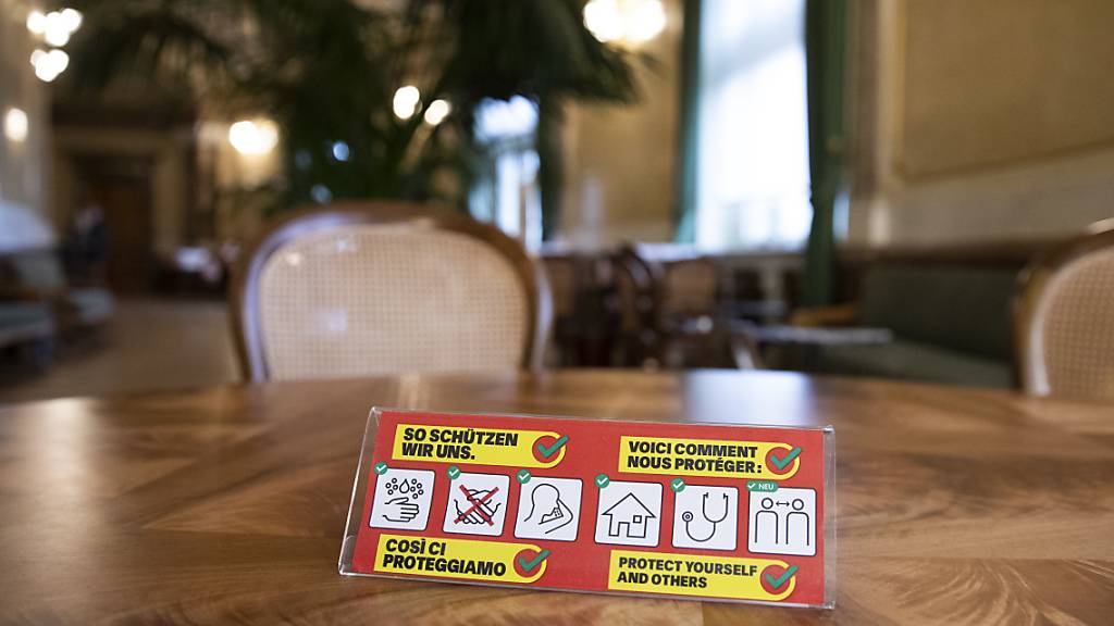 Verhaltensregeln des BAG während der Coronavirus-Pandemie aufgestellt in der Wandelhalle des Nationalrats. Bisher gibt es in der Schweiz bereits über 1000  Fälle.