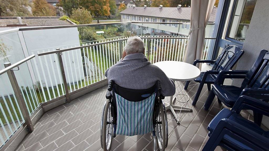 Die Bewohner von Schweizer Pflegeheimen äussern sich bei einer schweizweiten Befragung mehrheitlich positiv über ihr Leben ausserhalb des trauten Heims. (Symbolbild)