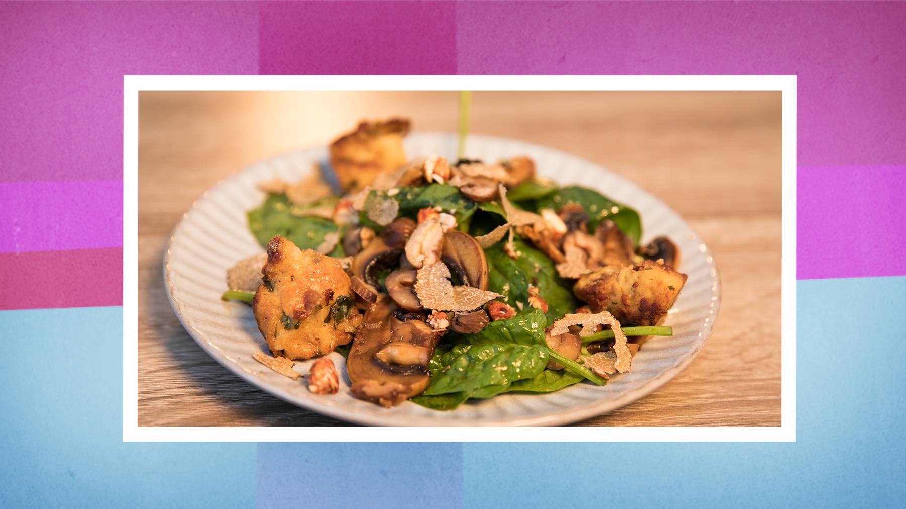 Die Vorspeise: Saisonsalat mit selbstgemachtem Sauerteigbrot.