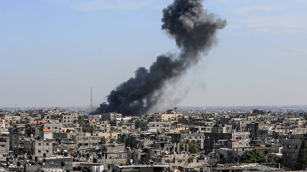 Rauch steigt in der Nähe von Rafah auf. Foto: Abed Rahim Khatib/dpa
