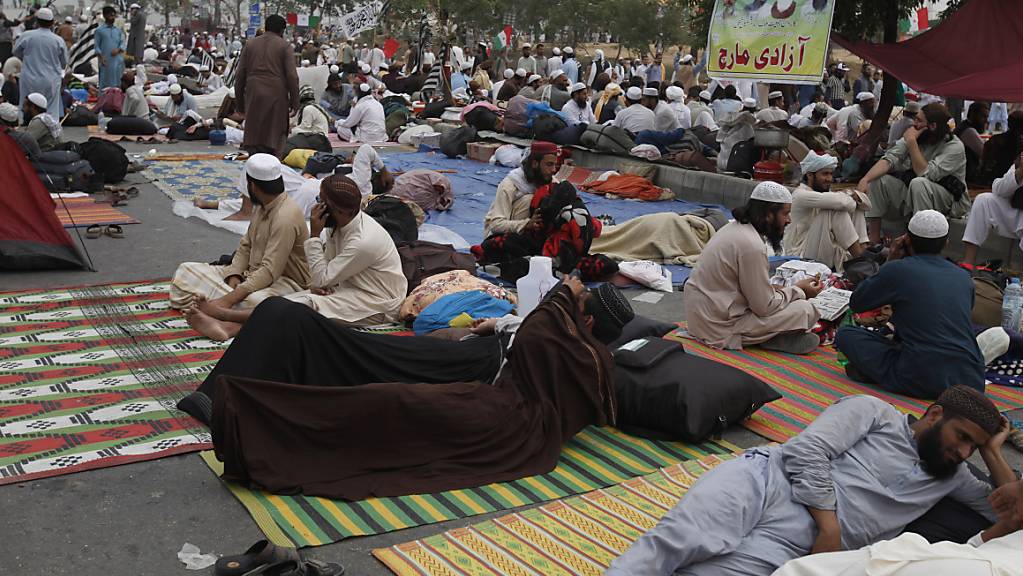 Anhänger des konservativen Klerikers Maulana Fazlur Rehman und seiner Partei Jamiat Ulema-e-Islam (JUI-F) sowie weiterer Oppositionsparteien blockieren mit einem Protestlager die pakistanische Hauptstadt Islamabad. Sie fordern den Rücktritt von Ministerpräsident Imran Khan.