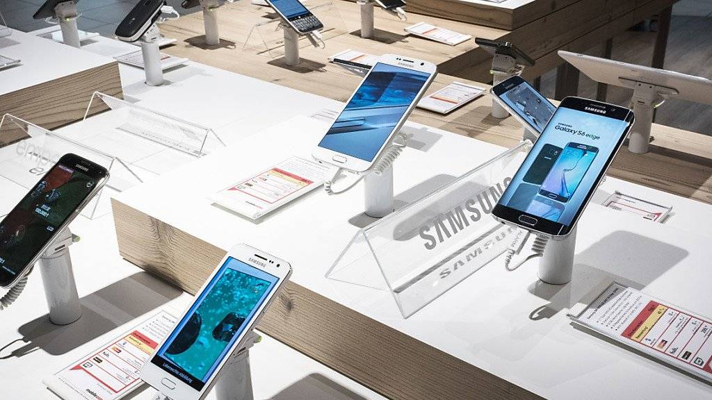 Android-Geräte, wie etwa diejenigen von Samsung, sind neu die beliebtesten Smartphones in der Schweiz. (Symbolbild)