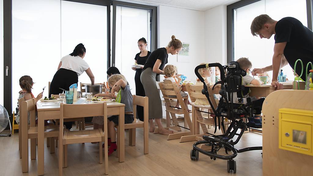 Eltern können im Kanton Zürich in der Steuererklärung künftig bis zu 25'000 Franken pro Jahr und Kind für die Kinderbetreuung abziehen. (Symbolbild)